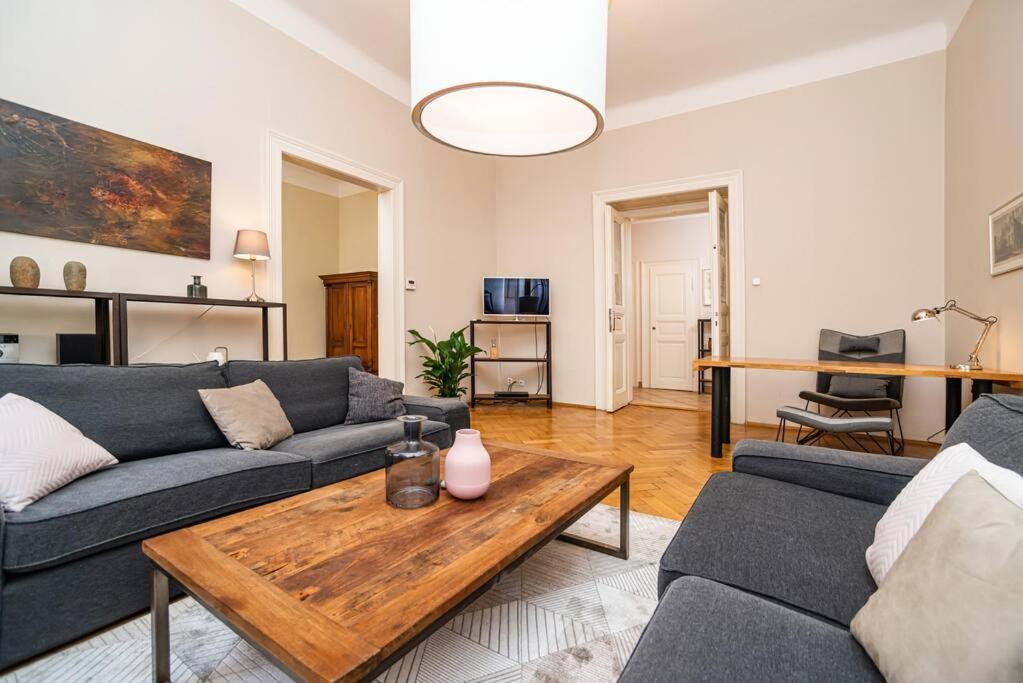 Large And Modern Apartment In The Heart Of Prague Exterior photo
